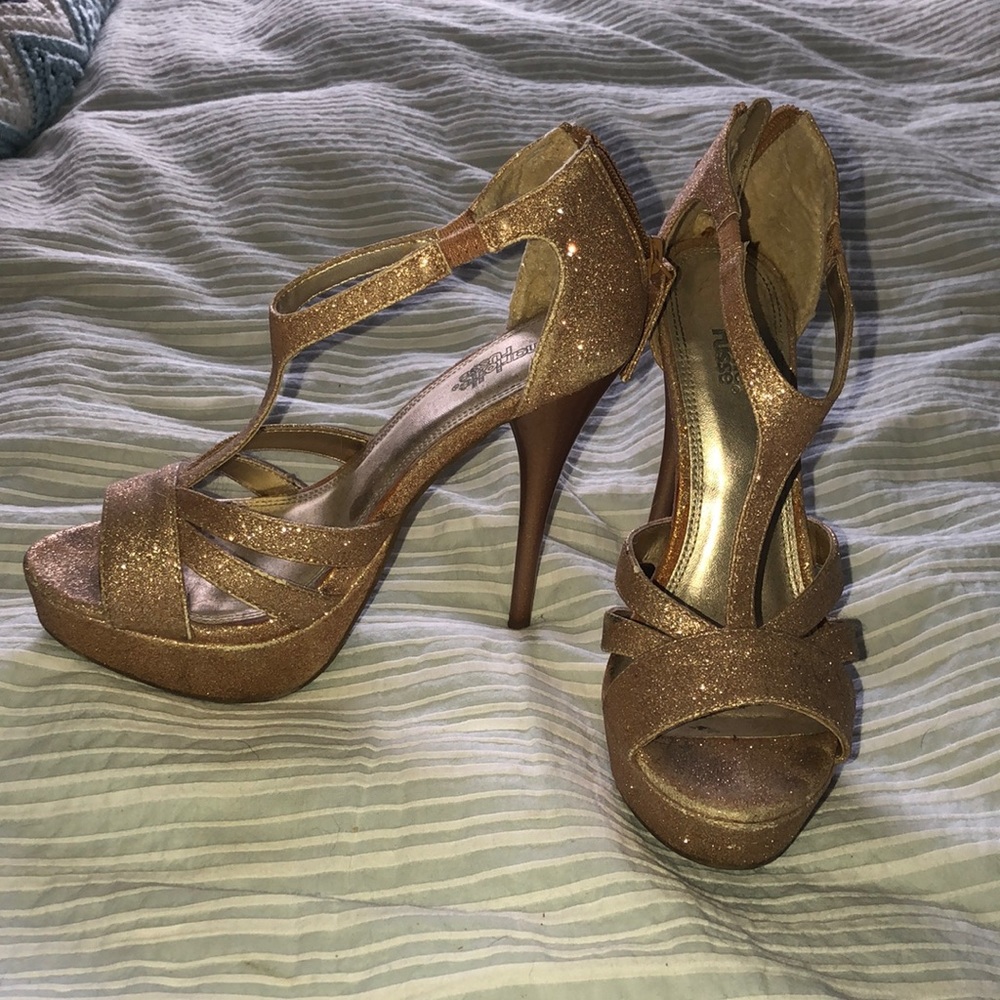 ‼️ DONATING SOON ‼️ Gold 💛 sparkly stilettos!